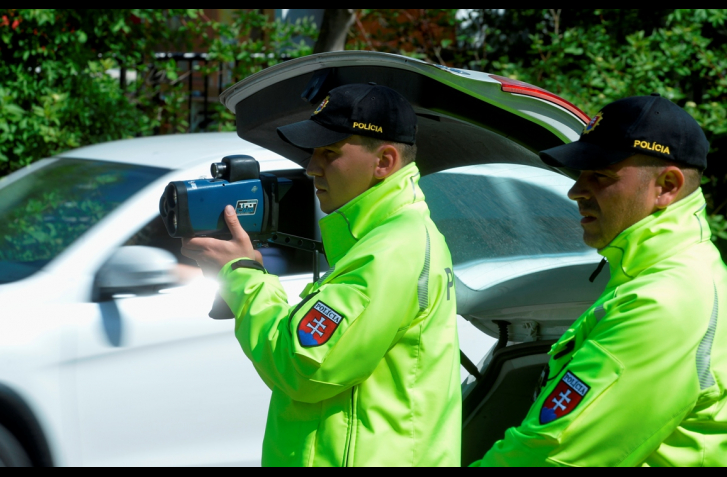 POZOR, POLÍCIA BUDE KONTROLOVAŤ PRI ŽELEZNIČNÝCH PRIECESTIACH. AJ CHODCOV