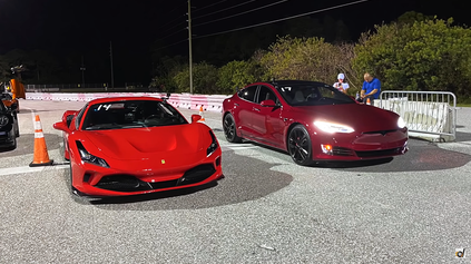 Ferrari F8 Tributo nedalo v šprinte na 1/4 míle Tesle Model S Performance žiadnu šancu