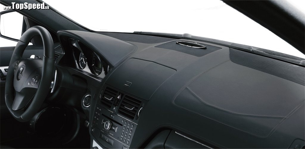 Interiér Mercedes-Benz C 63 AMG je už na prvý pohľad iný, ako zvyšné kúsky z rovnakej stajne