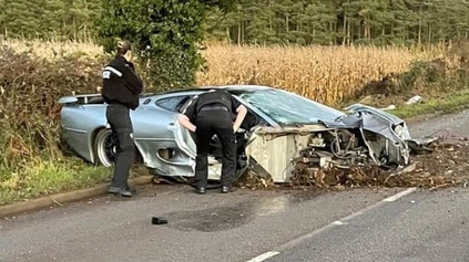 „Hrdina“ z relácie Top Gear je na kusy. Rozbili filmový Jaguar XJ220