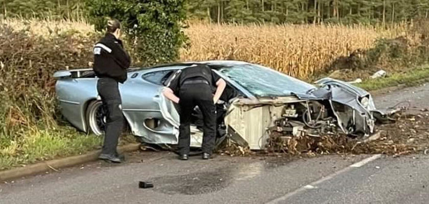 „Hrdina“ z relácie Top Gear je na kusy. Rozbili filmový Jaguar XJ220