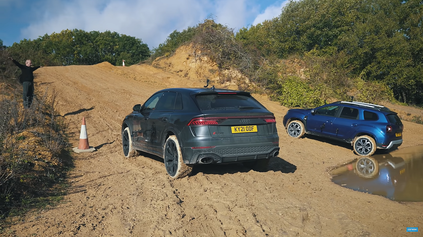 Dacia Duster a Audi RS Q8 v offroadovom šprinte. Kde chýba trakcia, výkon veľa neznamená