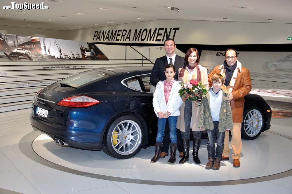 Riaditeľ múzea, Achim Stejskal, víta 500 000. návštevníka Porsche múzea