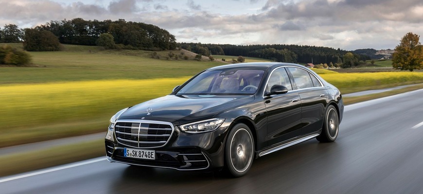 Slovákov zasiahne veľké zdražovanie a štát kupuje luxusné Mercedesy