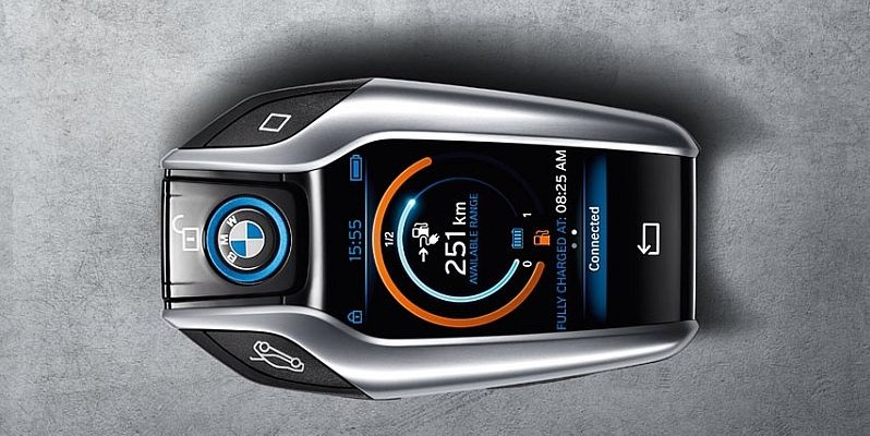 BMW i8 má laserové svetlá, multifunkčný kľúč a príde verzia Spyder