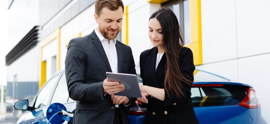 Dotácie na elektromobily sú späť. Kto na tom zarobí tentokrát? Pomôžu trhu alebo len nafúknu ceny?