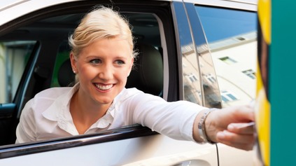 KONIEC BEZPLATNÉHO PARKOVANIA? NAJVÄČŠIE PARKOVISKO NA SLOVENSKU ZAVÁDZA POPLATKY