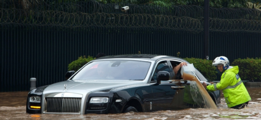 Rolls Royce Ghost si v Indonézii zaplával