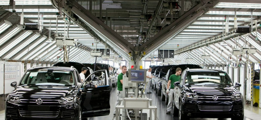 Bratislavský VW chce znižovať mzdy a skracovať pracovnú dobu