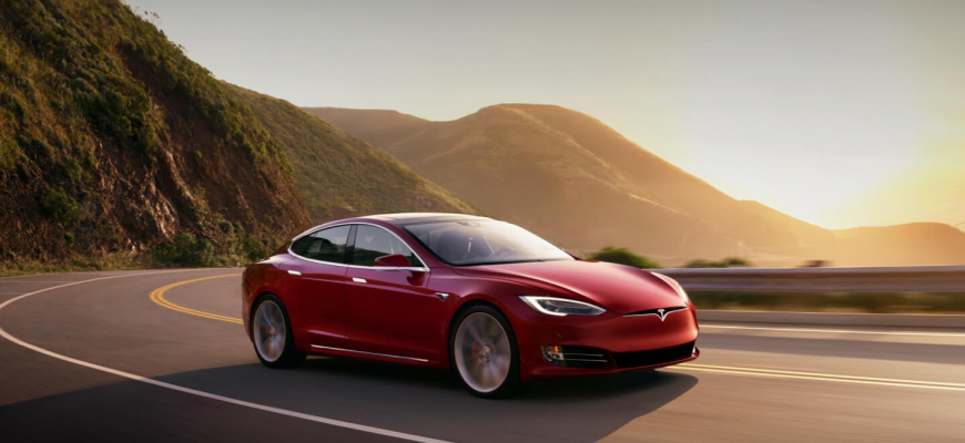 Tesla nám umožní zaspať za volantom, tvrdí Elon Musk