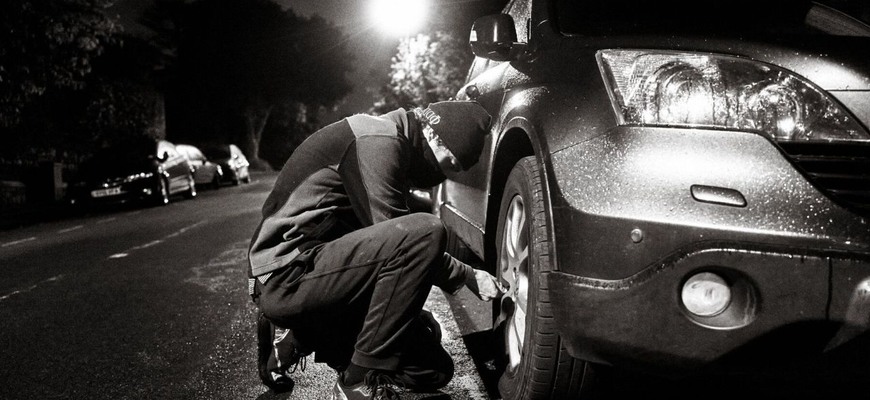 Ekoaktivisti v noci ničia zaparkované autá. Útočiť začali už aj v susednom Česku