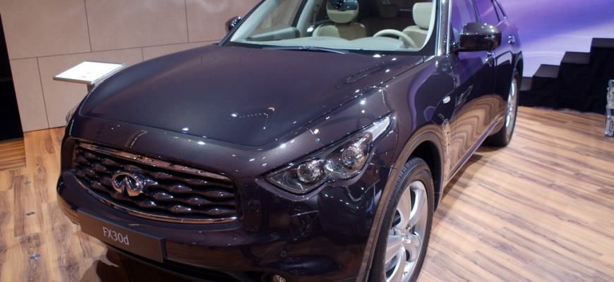 Infiniti FX30d: diesel pod kapotou