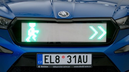 ŠKODA CHCE CHRÁNIŤ CHODCOV. NOVÁ MASKA A ROBOTICKÝ SEMAFOR IM UĽAHČIA PRECHOD CEZ CESTU