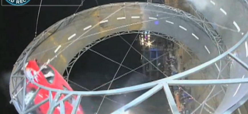 VIDEO: Čínsky kaskadér dal autom najväčšiu vertikálnu slučku