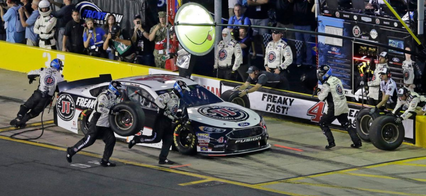 Nascar autá lietali do boxovej uličky rýchlosťou 250 km/h!