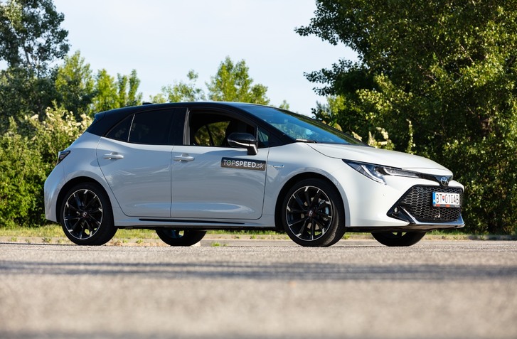 TESTUJEME TOYOTA COROLLA 2.0 HYBRID GR SPORT: ČO VÁS ZAUJÍMA?