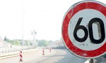 Zlý vtip!? Rýchlosť na diaľnici maximálne 60 km/h. Expert má cieľ, ktorý sa vám nebude páčiť