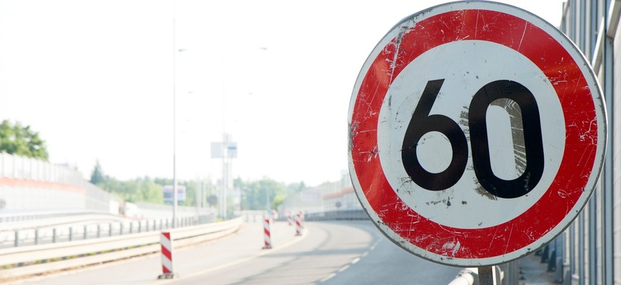 Zlý vtip!? Rýchlosť na diaľnici maximálne 60 km/h. Expert má cieľ, ktorý sa vám nebude páčiť