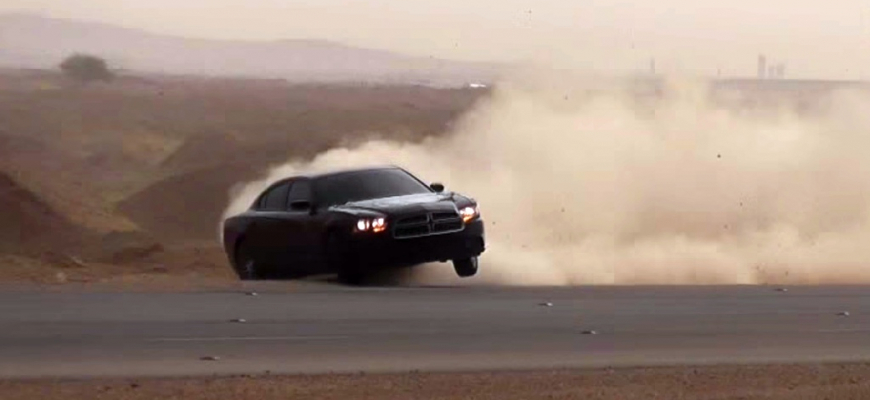 4 Arabi na palube driftujú Dodge Charger na diaľnici v 220 km/h!!!