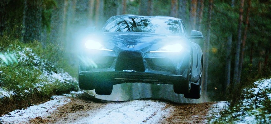 Skvelé video - Toyota Supra na plné bomby aj v lese!