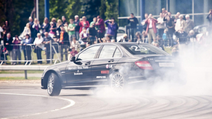 MERCEDES C63 AMG MÁ REKORD S NAJDLHŠÍM DRIFTOM SVETA 2,038 M