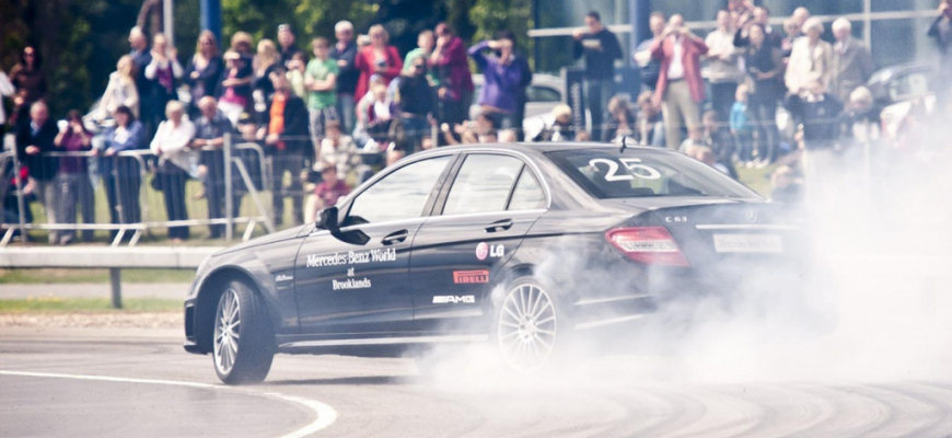 Mercedes C63 AMG má rekord s najdlhším driftom sveta 2,038 m