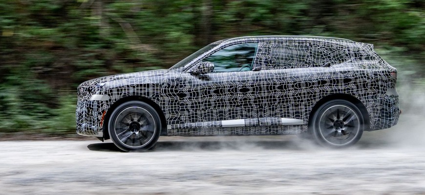 Nové BMW X5 odhaľuje techniku. Benzín, plug-in hybrid, vodík, aj iX5 s megabatériou
