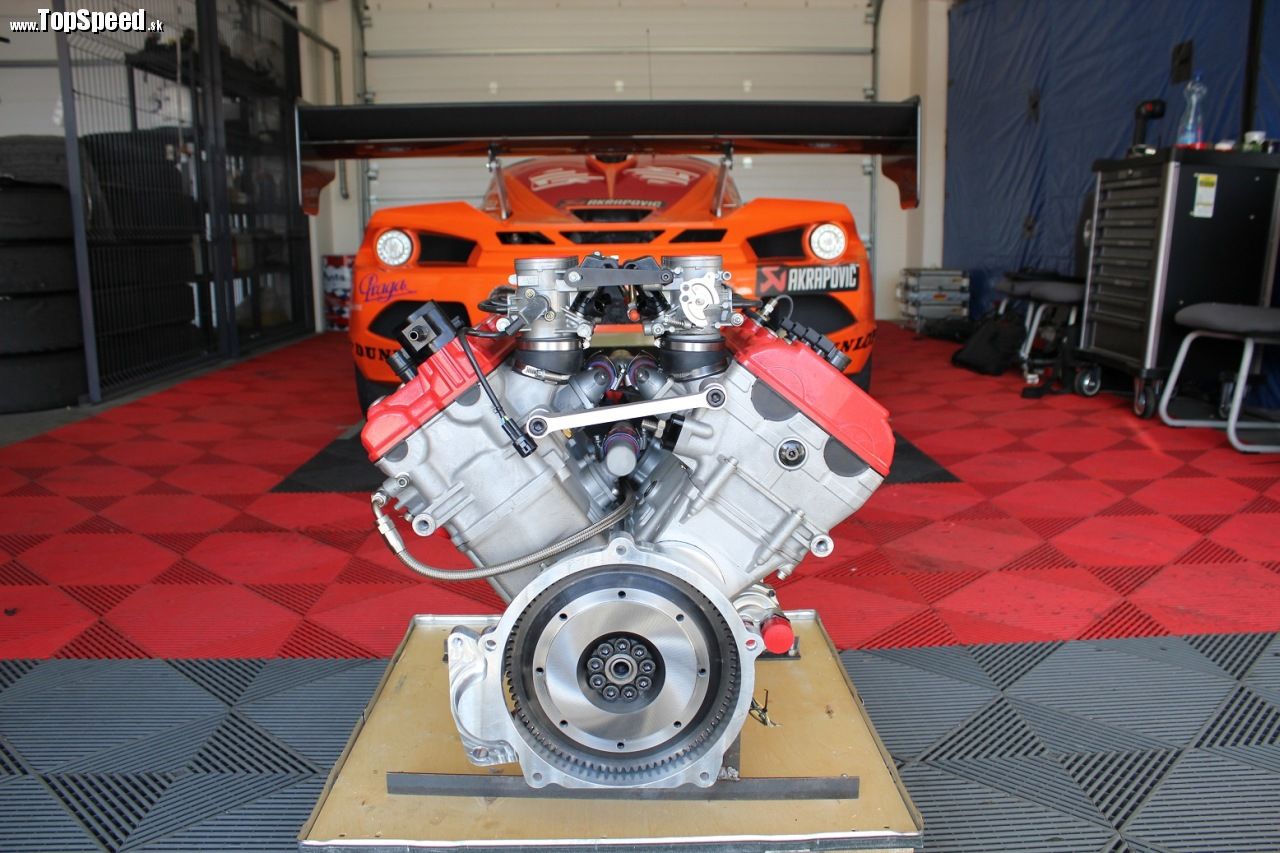 Motor V8 použitý v Praga R4S má len 2,8 litra, točí 10 500 otáčok, dáva max. výkon 460 k a 340 Nm.