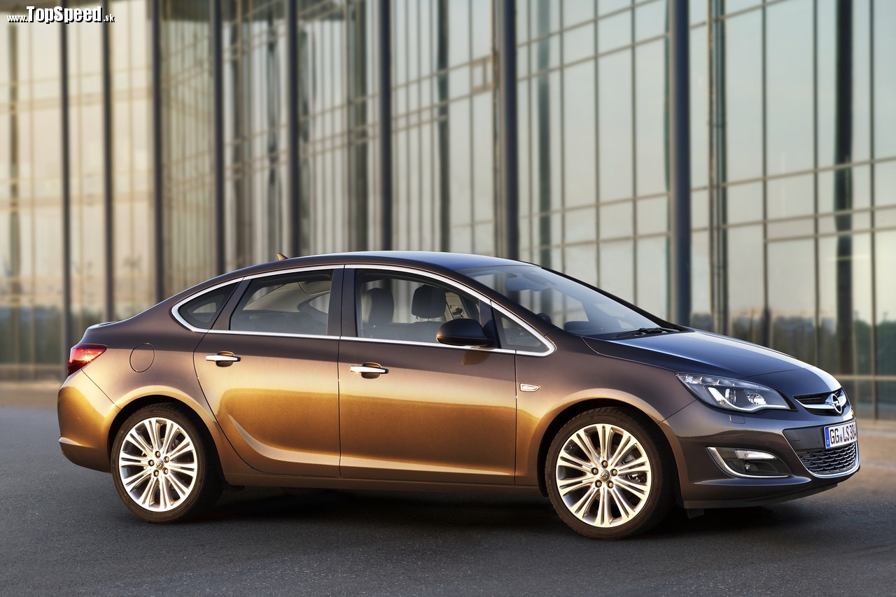 Opel Astra sedan je novinkou roku 2012