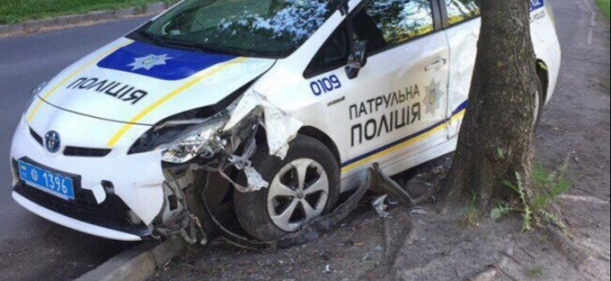 Darované hybridné Toyoty na Ukrajine v službách polície kapú...