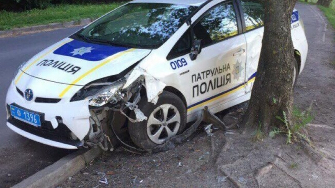 Разбитые полицейские машины. Приус Украина полиция разбитые. Тойота Приус полиция.