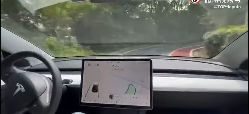 Tesla Model 3 v režime Autopilot skončila v stromoch. Chyba systému či vodiča?
