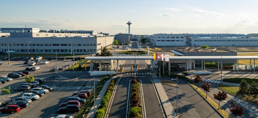 Najväčšia automobilka na Slovensku zastavila výrobu! Čo sa deje za bránami závodu?