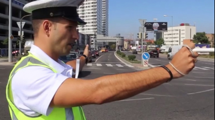 KRIŽOVATKA RIADENÁ POLICAJTOM. DOKÁŽETE JU SPRÁVNE PREJSŤ?