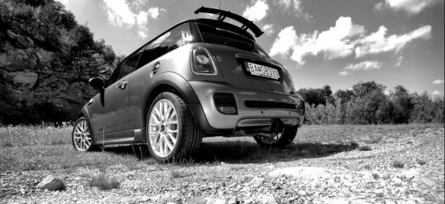 Video: Mini Cooper vs. nákupný košík