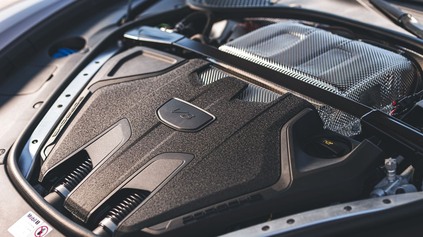 Zemetrasenie v Porsche: odkladá elektromobily na neurčito, vracia do hry spaľovacie motory!