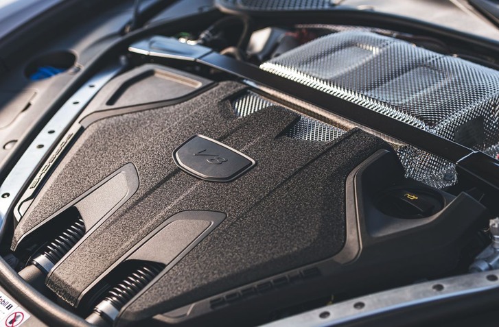 ZEMETRASENIE V PORSCHE: ODKLADÁ ELEKTROMOBILY NA NEURČITO, VRACIA DO HRY SPAĽOVACIE MOTORY!