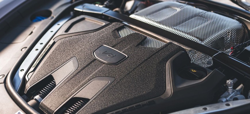 Zemetrasenie v Porsche: odkladá elektromobily na neurčito, vracia do hry spaľovacie motory!