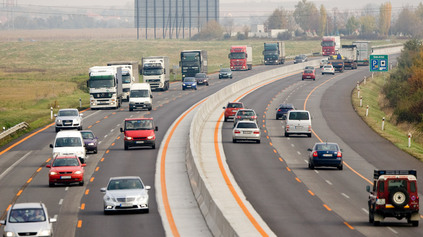 AUTO VĽAVO IDE POMALY, VY HO DOBIEHATE SPRAVA. MUSÍTE NA DIAĽNICI ZABRZDIŤ?