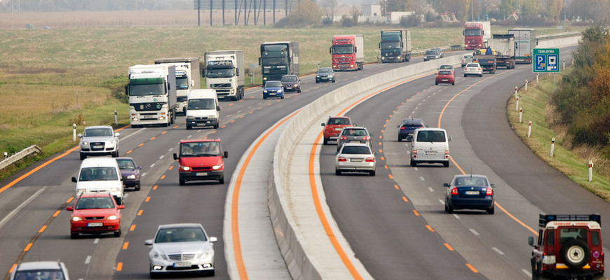 Auto vľavo ide pomaly, vy ho dobiehate sprava. Musíte na diaľnici zabrzdiť?
