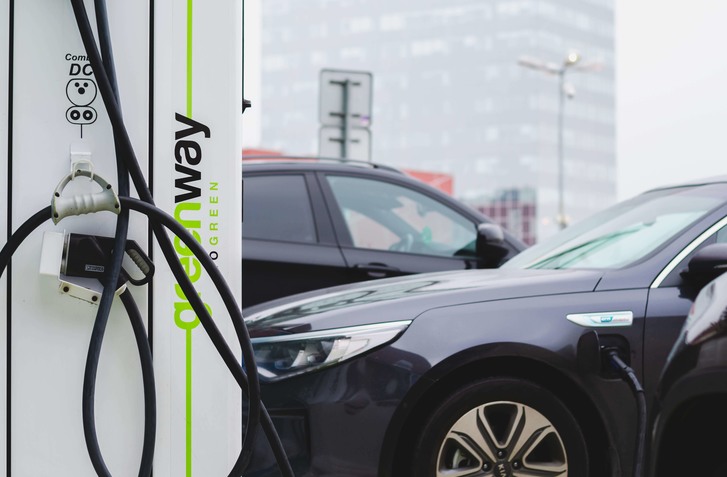 RASTÚ NIELEN CENY BEŽNÝCH PALÍV, ALE UŽ O 10 DNÍ VÝRAZNE ZDRAŽIE NABÍJANIE ELEKTROMOBILOV