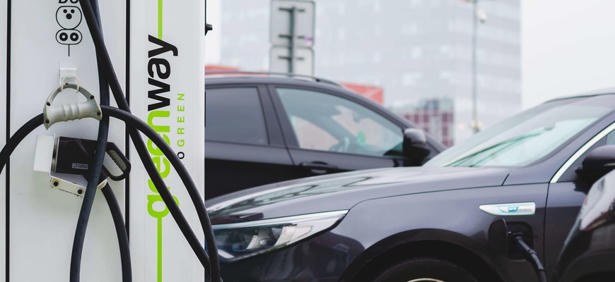 Rastú nielen ceny bežných palív, ale už o 10 dní výrazne zdražie nabíjanie elektromobilov