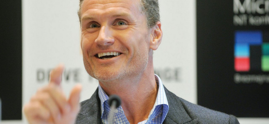 David Coulthard povesil pretekársku prilbu na klinec