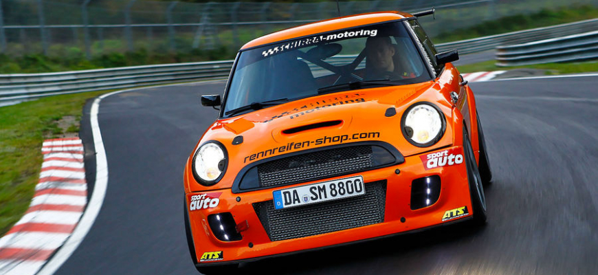 Schirra Mini na Nordschleife nadelilo Méganu RS 10 s