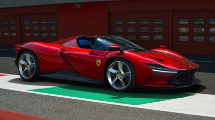 Ferrari Daytona SP3 má žmurkajúce svetlá a V12 s výkonom 840 koní. Bez elektromotorov