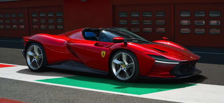 Ferrari Daytona SP3 má žmurkajúce svetlá a V12 s výkonom 840 koní. Bez elektromotorov
