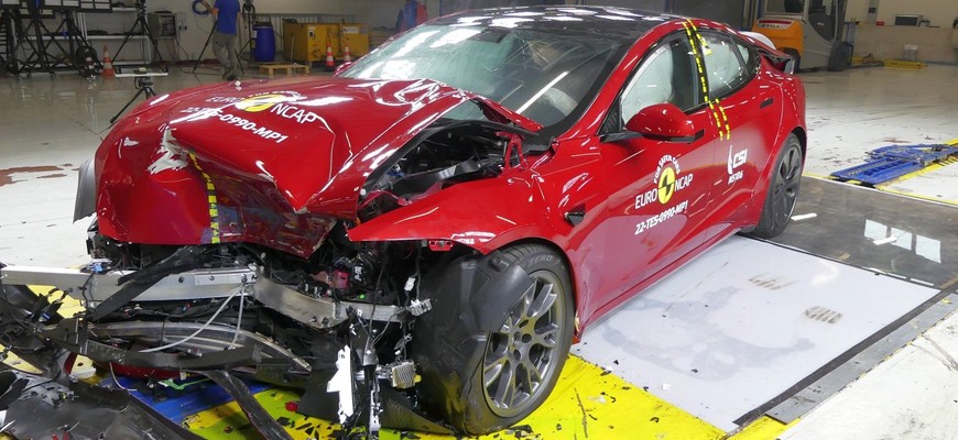 Tesla Model S v Euro NCAP dokázala, že aj staré auto môže na celej čiare zatieniť novinky