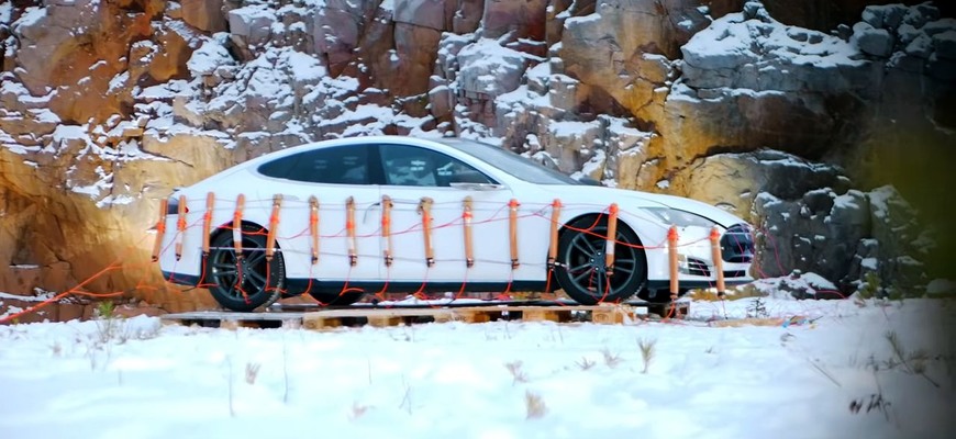 Fínsky majiteľ Tesly Model S dostal účet za výmenu batérií. Radšej ju vyhodil do vzduchu