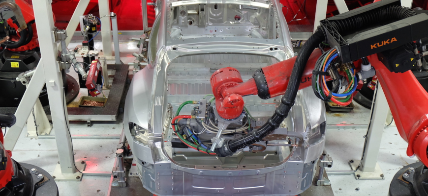 Tesla Model X sa vyrába na linke pomocou 458 robotov