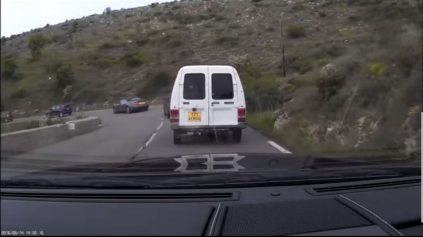 Citroen vs Aston Martin na horskej ceste